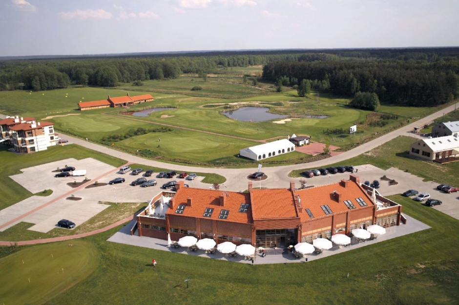 Sobienie Królewskie, inwestycja Włodarzewskiej na terenie pola golfowego Sobienie Królewskie Golf & Country Club Włodarzewska stawia na sprzedaż zewnętrzną. Apartamenty condo na polu golfowym w nowych rękach
