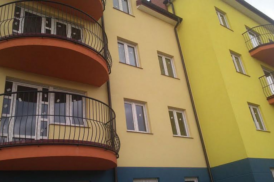 Wielorodzinny budynek w zabudowie kwartalnej z wbudowanym garażem postawiła firma Sedyko Deweloper. Fot. Sedyko Deweloper. Legnica: Sedyko sprzedaje ostatnie mieszkania