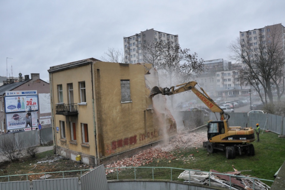 Trwa prowadzona na zlecenie miasta rozbiórka gminnego budynku u zbiegu ulic Kilińskiego i Staszica. Fot. radom.pl Rozbiórka gminnego budynku w centrum Radomia