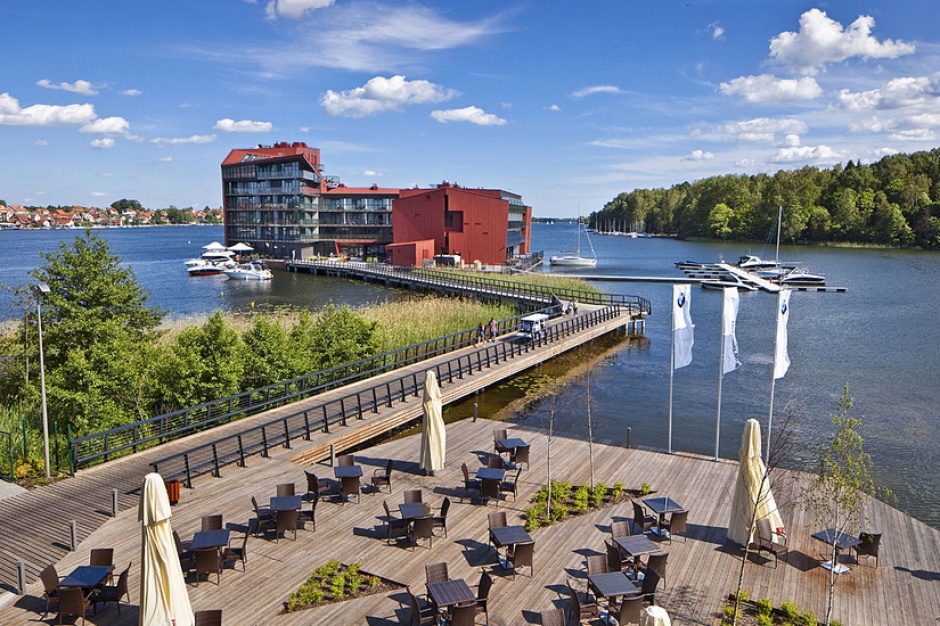 Hotel Mikołajki na Wyspie Ptasiej Szklany tunel Hotelu Mikołajki gotowy jeszcze przed sezonem