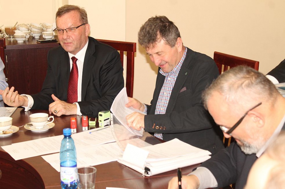Podpisanie umowy notarialnej powołującej spółkę Kobyłka Dom. Fot. kobylka.pl Mieszkania w formule PPP w Kobyłce coraz bliżej