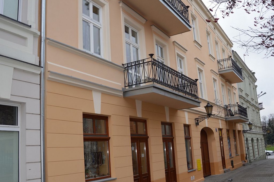 Zmodernizowana kamienica przy ul. Szewskiej 8. Fot. piotrkow.pl Piotrków Trybunalski: Kolorowa elewacja przy Szewskiej