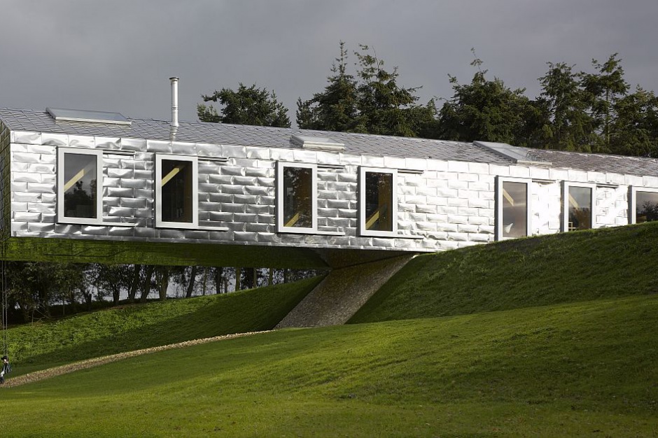 Fot. Living Architecture Wisząca stodoła błyszczy się na angielskiej łące