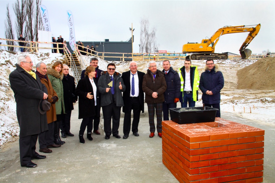 Przedstawiciele Mill-yon wmurowali kamień węgielny pod najwyższy budynek prawobrzeżnej Warszawy. Aura Sky, apartamentowy drapacz chmur - z kamieniem węgielnym