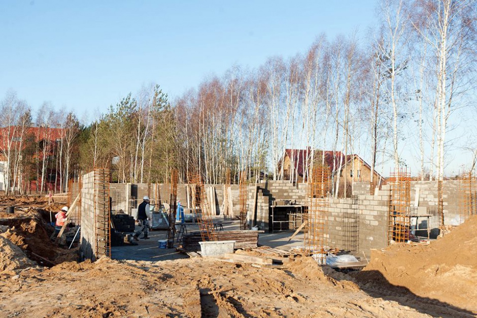 Osiedle Bursztynowe II. Fot. AWZ Deweloper Osiedle Bursztynowe. Rosną ścianki piwniczne