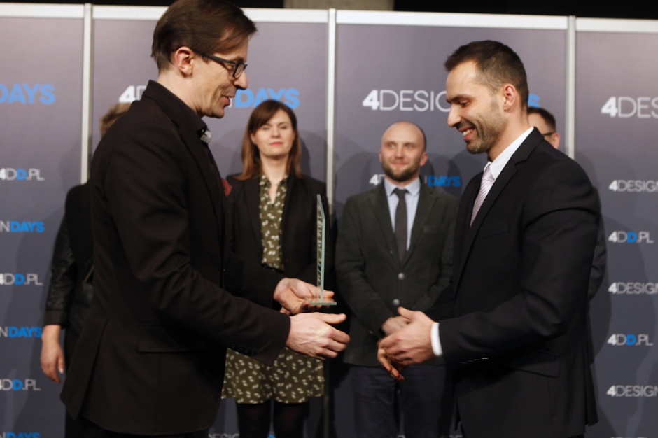 Statuetka Housemarket Silesia Awards 2016 w kategorii Lofty i apartamenty dla Spichlerz Gliwice. Nagrodę wręcza Tomasz Konior – architekt, założyciel Konior Studio. Odbiera ją Marcin Brzeziński, Prezes Wektor Inwestycje Statuetki Housemarket Silesia Awards 2016 przyznane!