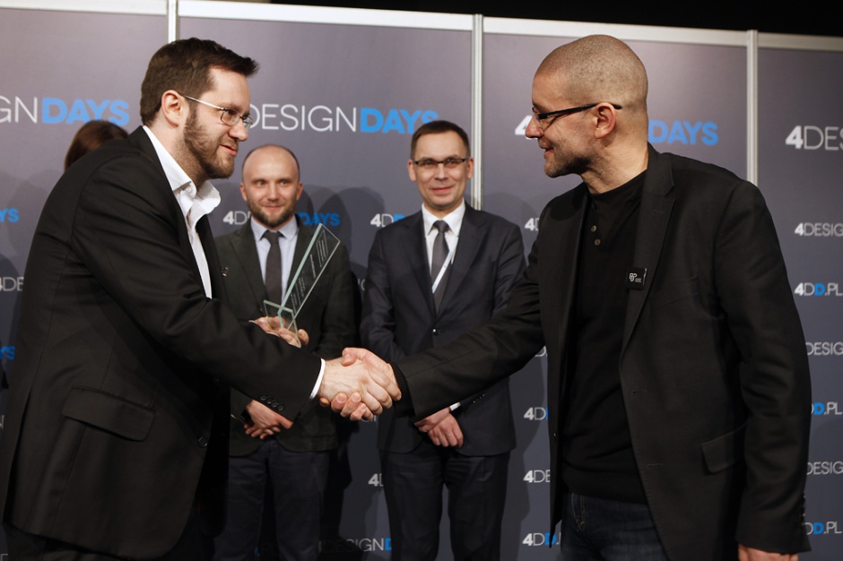 Arka Koniecznego nagrodzona. Hubert Wąsek – Prezes Oddziału, SARP w Częstochowie wręcza nagrodę Housemarket Silesia Awards 2016 w kategorii Domy jednorodzinne Robertowi Koniecznemu – architektowi i założycielowi KWK Promes Statuetki Housemarket Silesia Awards 2016 przyznane!