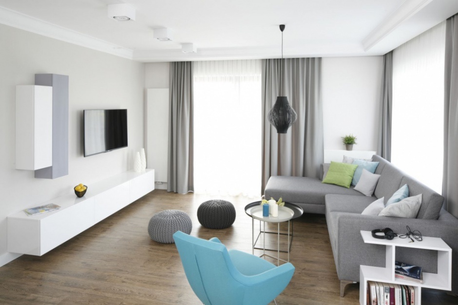 Urządzony nowocześnie salon jest jasny i przestronny. Proste formy mebli w efektowny sposób połączono z przytulnymi kolorami i fakturami materiałów. Projekt: Małgorzata Galewska. Fot. Bartosz Jarosz. Salon w bloku. Najlepsze projekty
