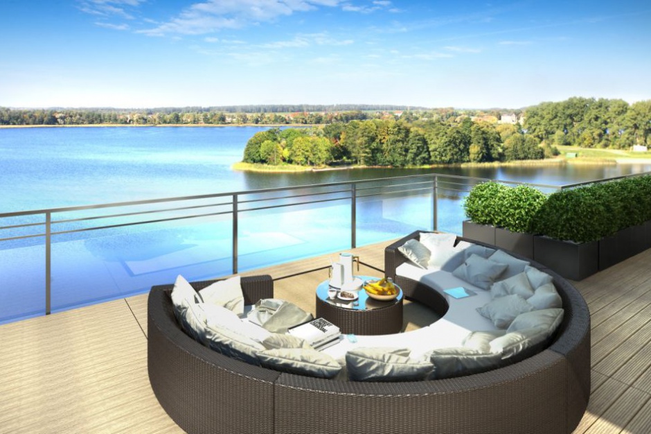 Jeziorna Residence. Apartamentowiec stanie 40 metrów od brzegu Jeziora Ełckiego, na klifie, w willowej części ul. Pięknej w Ełku. Atutem największych 130-metrowych apartamentów typu penthouse będą wielkie tarasy z widokiem na cały akwen. Fot. Basiewicz/developer z przestrzenią. Europejskie mieszkania w mazurskich cenach