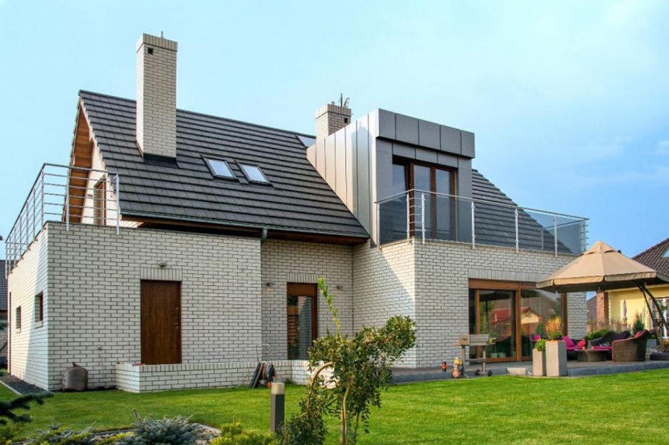 Pomysły, inspiracje i rozwiązania techniczne pochodziły z obserwacji i śledzenia nowatorskich projektów domów jednorodzinnych. Fot. Röben Dom, który zwraca uwagę przechodniów