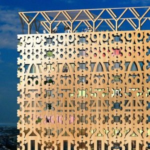 Drewniany apartamentowiec z numerkami na fasadzie