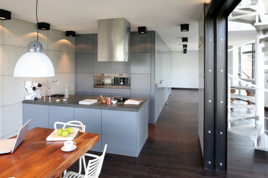 Elegancka kuchnia w stylu loft. Szara zabudowa kuchenna w macie harmonizuje kolorme i formą z betonową ścianą. Projekt: Justyna Smolec. Fot. Bartosz Jarosz Kuchnia w pięciu stylach