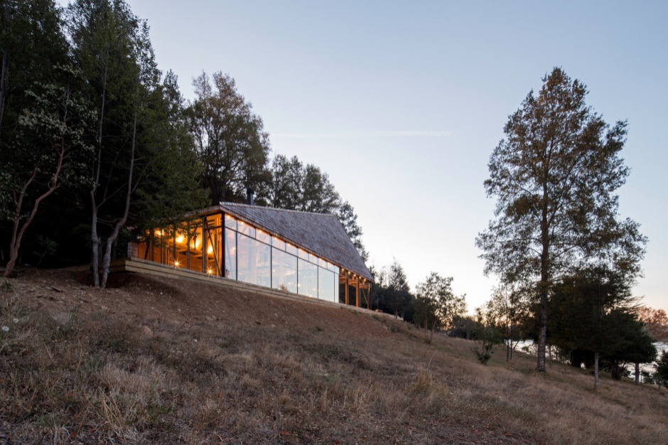 Dom zaprojektowany przez architektów z Abestudio i zbudowany w 2016 roku, położony jest na naturalnej równinie w pobliżu jeziora Panguipulli w Chile. Fot. Nico Saieh Drewniany dom nad jeziorem Panguipulli