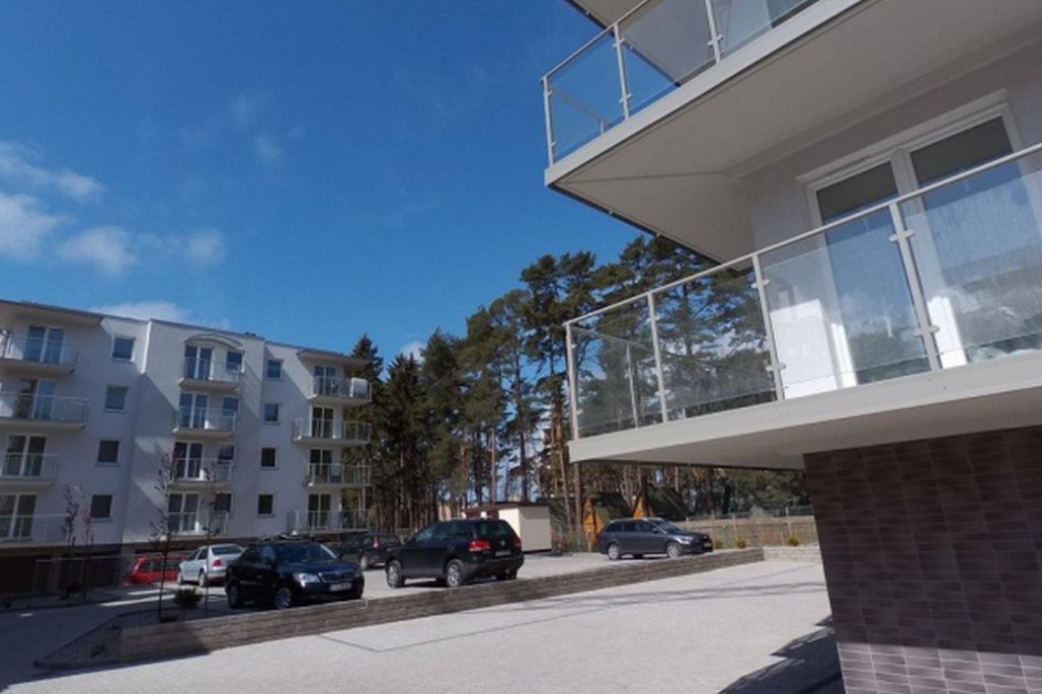 Leśne Tarasy. Fot. Porta Mare Aparthotel w lesie sosnowym