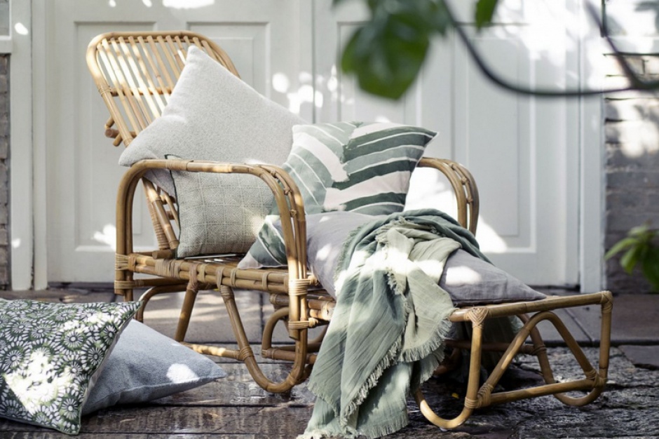 Komplet tekstyliów dekoracyjnych idealny zarówno do wnętrz, jak i na taras lub balkon. Utrzymany w kolorach zieleni i szarości. Fot. Broste Copenhagen TOP trendy. Zieleń wraca do łask