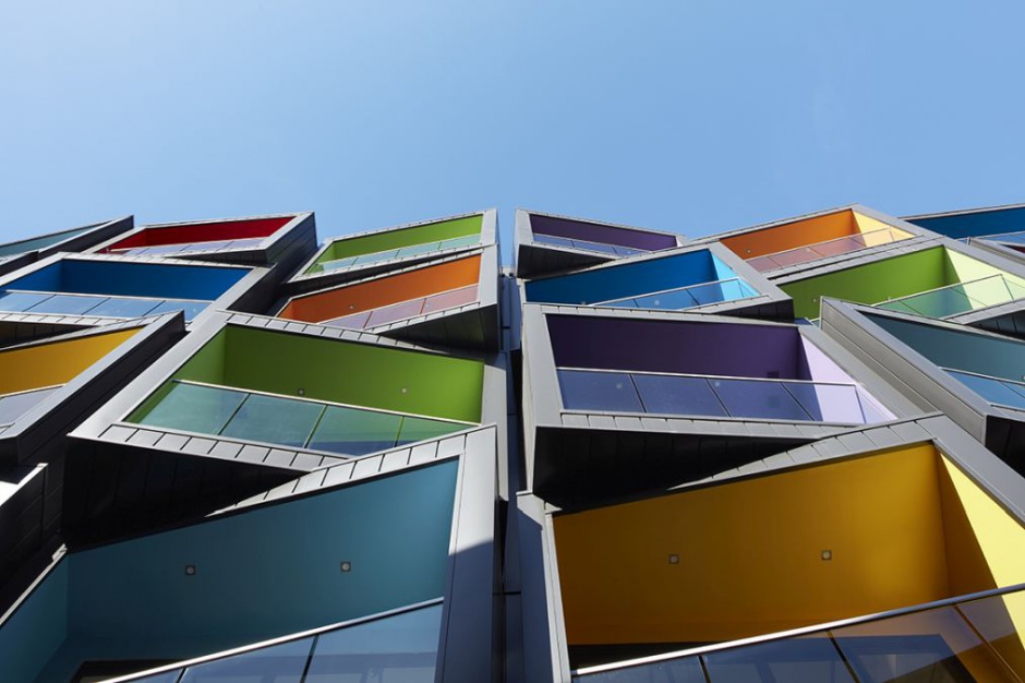 Spectrum Apartments. Projekt: Kavellaris Urban Design. Fot. Peter Clark Spectrum Apartments: Apartamenty w kolorach tęczy