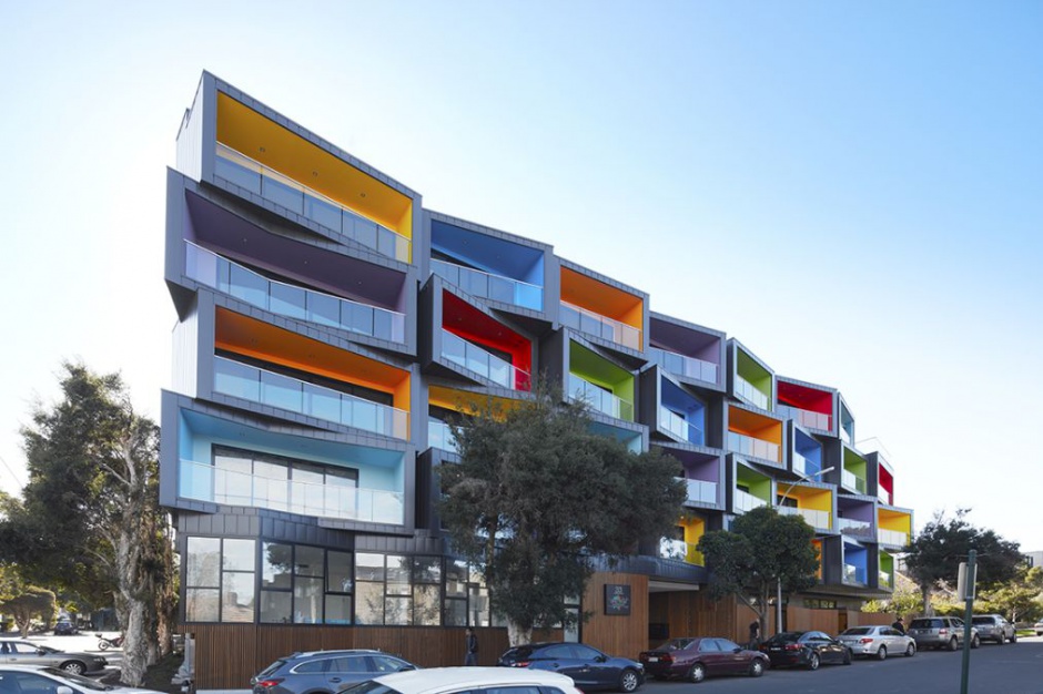 Spectrum Apartments. Projekt: Kavellaris Urban Design. Fot. Peter Clark Spectrum Apartments: Apartamenty w kolorach tęczy