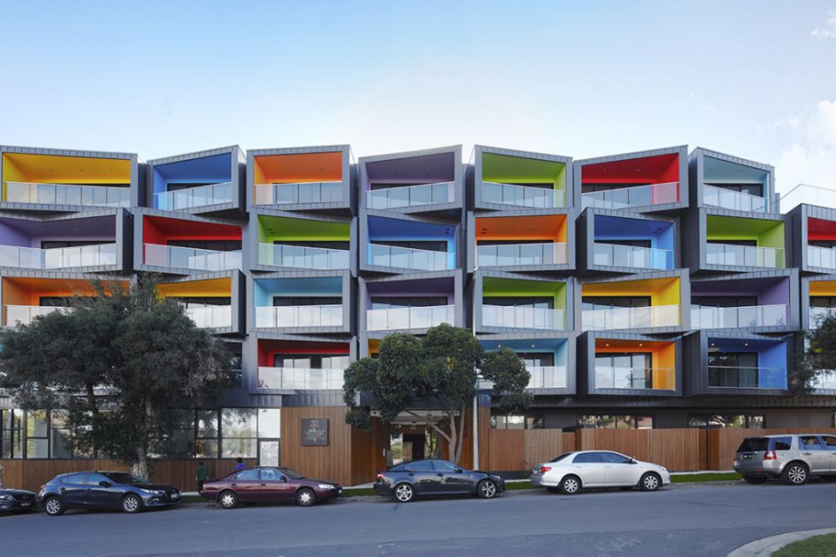 Spectrum Apartments. Projekt: Kavellaris Urban Design. Fot. Peter Clark Spectrum Apartments: Apartamenty w kolorach tęczy