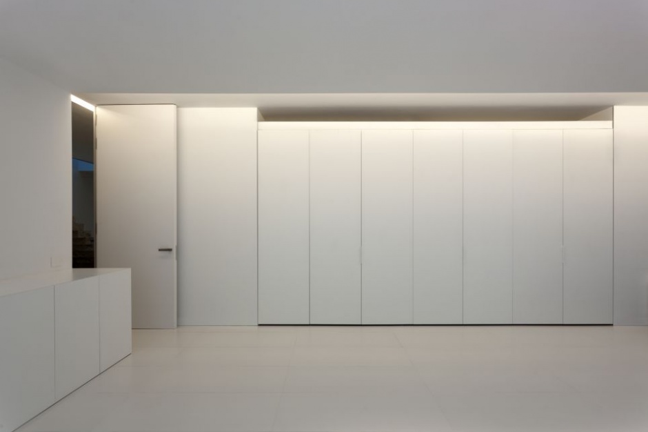Aluminium House. Projekt: Fran Silvestre Arquitectos. Fot. Diego Opazo Aluminium House: Dom w kontraście i w zgodzie z naturą