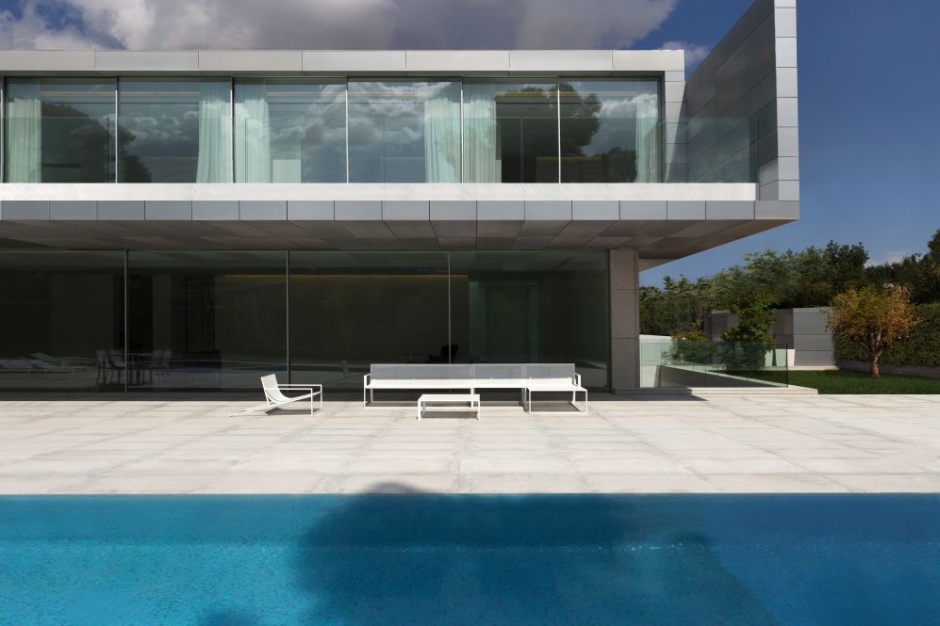 Aluminium House. Projekt: Fran Silvestre Arquitectos. Fot. Diego Opazo Aluminium House: Dom w kontraście i w zgodzie z naturą
