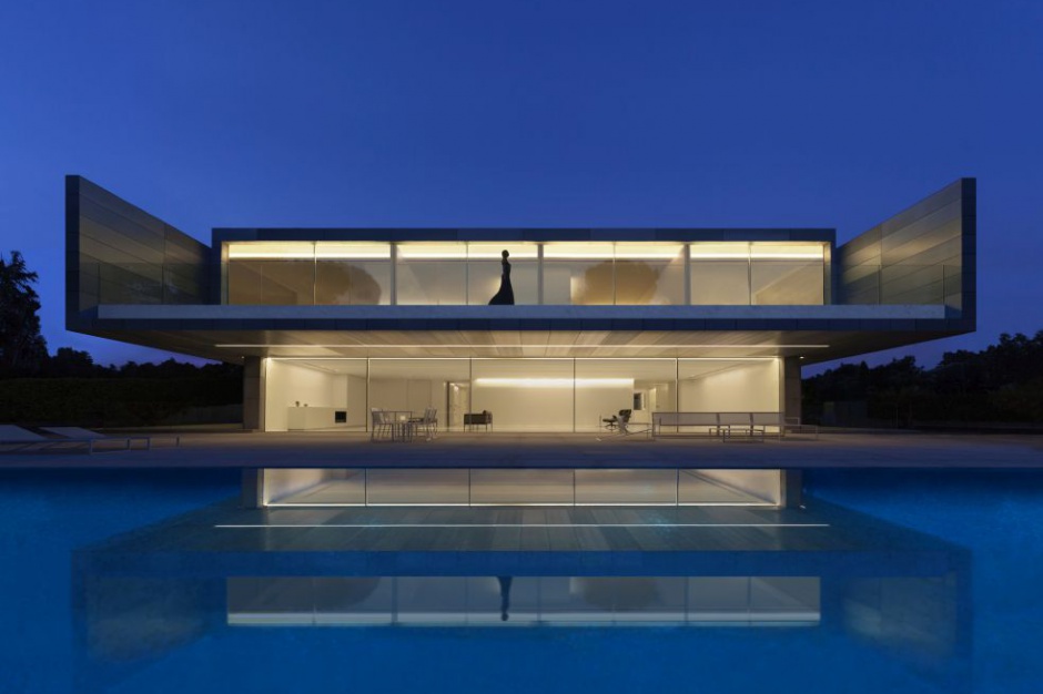 Aluminium House. Projekt: Fran Silvestre Arquitectos. Fot. Diego Opazo Aluminium House: Dom w kontraście i w zgodzie z naturą