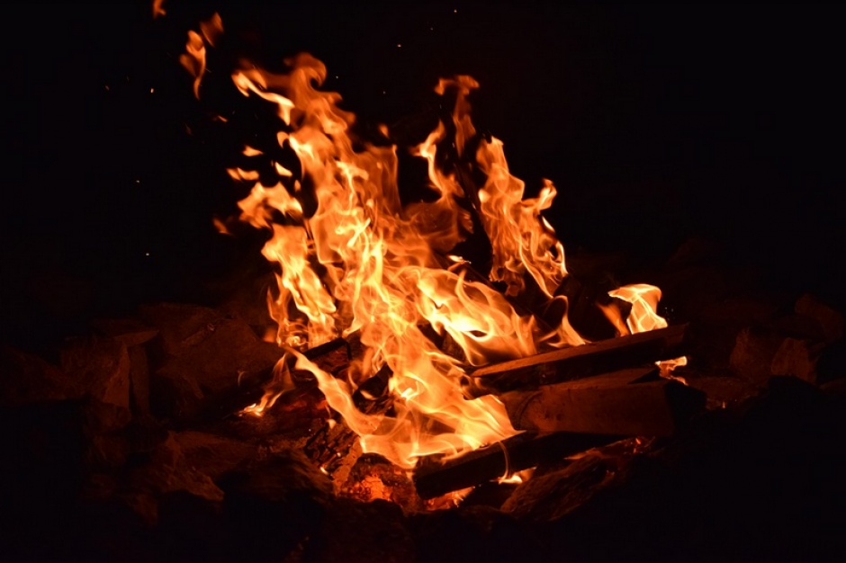 fot. Pixabay Nowa kampania uczy, jak palić drewnem w piecu i kominku