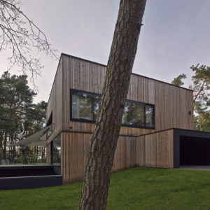Dom nad Morzem idealnie łączy drewno, beton i blachę