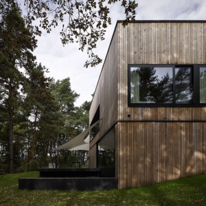 Dom nad Morzem idealnie łączy drewno, beton i blachę