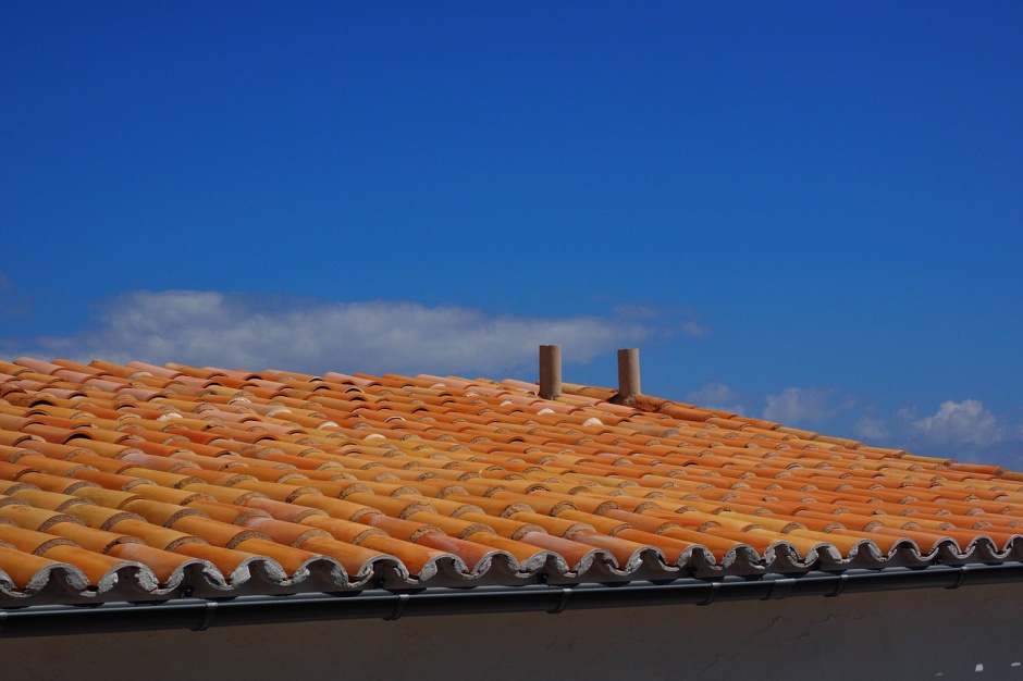 Remont dachu – jak dobrać produkty uszczelniające do różnych materiałów pokryciowych?