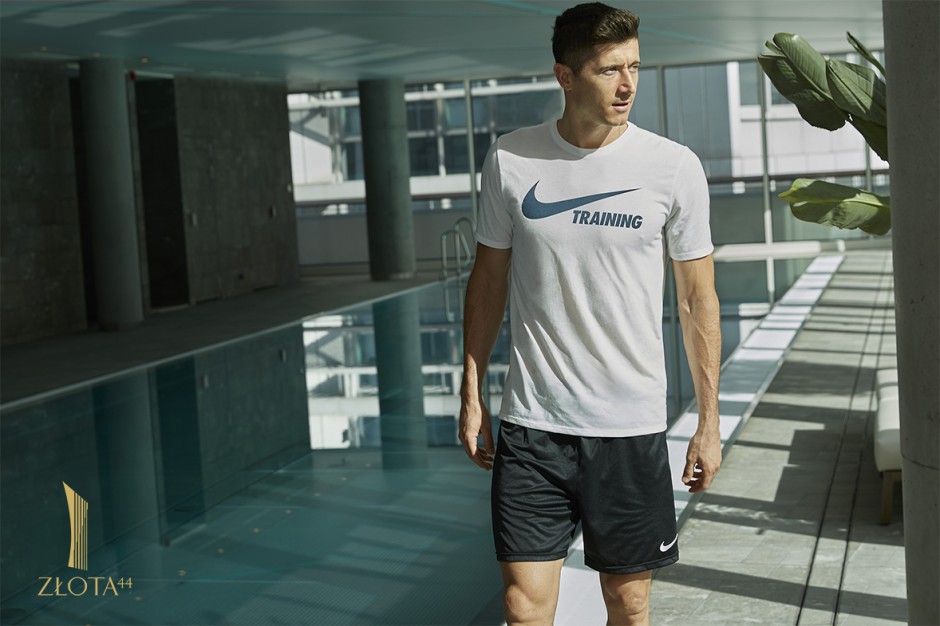 Robert Lewandowski na basenie rekreacyjnym Złotej 44 (mat.pras.) Klienci odbierają klucze do apartamentów Złotej 44