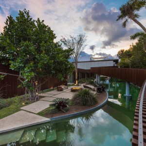 Luksusowy dom na Florydzie z basenem i prywatną laguną 