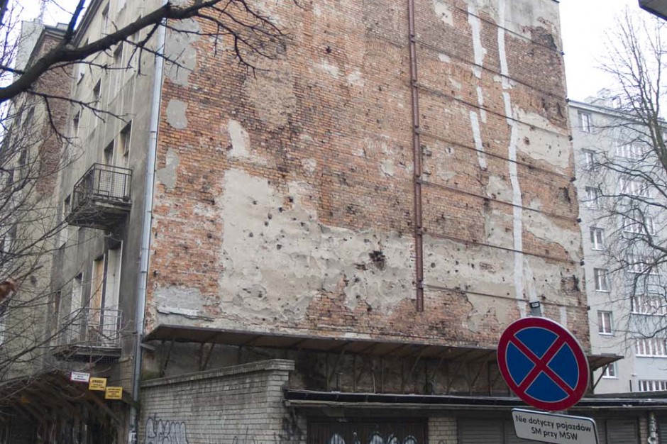 Kamienica przy ulicy Wiktorskiej 3, elewacja zachodnia ze śladami walk w Powstaniu Warszawskim. Fot. mat. pras. Nie będzie remontu warszawskiego zabytku? Walka o uratowanie kamienicy przy ulicy Wiktorskiej 3