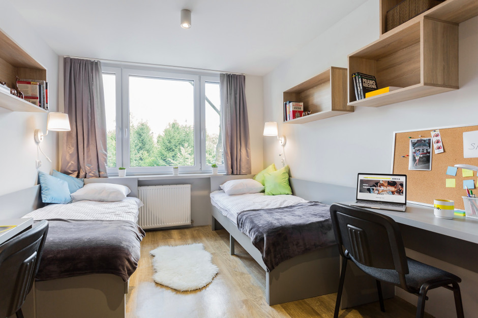 Комната для двух человек. Интерьер рабочей комнаты. Планировка маленькой комнаты. Спальня гостиная 20 м2 зонированием. Интерьер общежития.