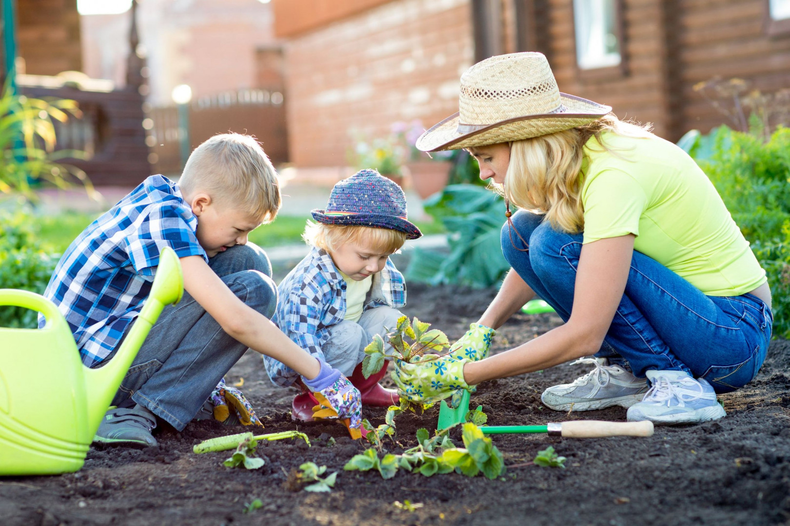 Семья огород. Огород для детей. Семья на огороде. Дети сажают цветы. Счастливые дети в огороде.