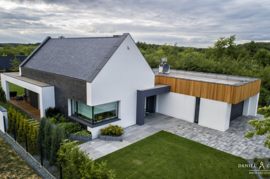 Fot. mat. pras. Dom w Konopiskach koło Częstochowy - projekt wpisany w naturalny krajobraz