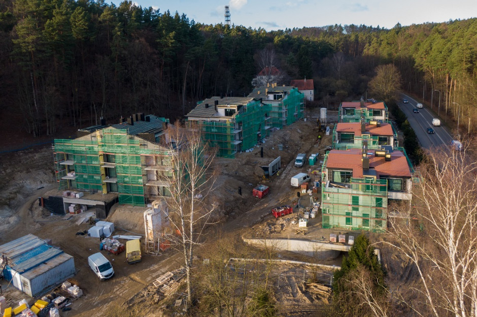 Stan zamknięty osiedla Oliva Koncept, fot. mat. prasowe Zamknięty stan wzorowanego na architekturze alpejskiej Oliva Koncept