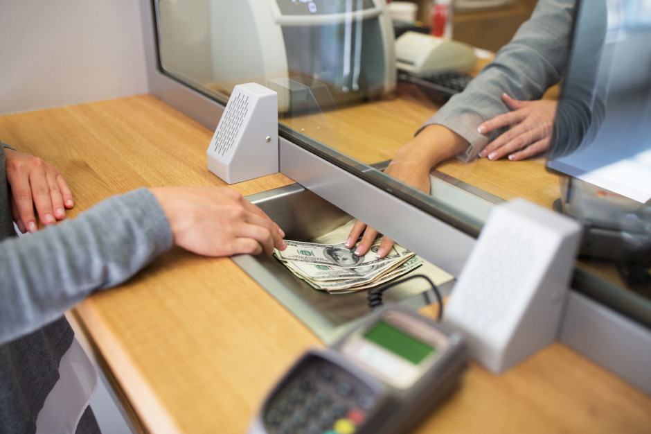 Uchwała RPP wchodzi w życie 18 marca 2020 r. Fot. Shutterstock, Syda Productions Raty kredytów pójdą w dół. RPP obniżyła stopę procentową o 0,50 pkt.