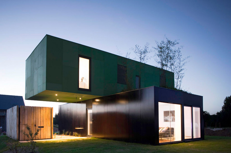Crossbox House byCrossbox House to projekt francuskiej pracowni Clément Gillet Architectes. Fot. Javier Callejas. Źródło: www.homedsgn.com Domy z kontenerów morskich. Zdjęcia mobilnych mieszkań na cały sezon