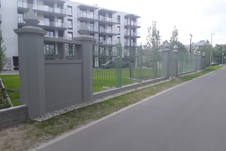 Rekonstrukcja zabytkowego ogrodzenia w Vilda Park, fot. mat. prasowe Vilda Park z zrekonstruopwanym ogrodzeniem z międzywojnia