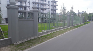 Vilda Park z zrekonstruopwanym ogrodzeniem z międzywojnia