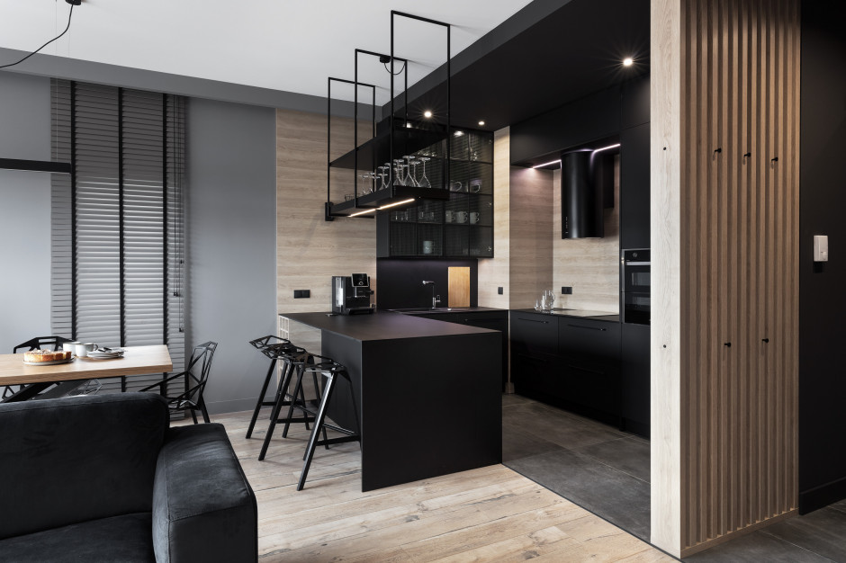 Miejscem kulinarnych popisów jest elegancka kuchnia. Projekt Anna Gostomczyk, pracownia 2form. Fot. Norbert Banaszyk Pencil black - nowoczesny apartament w wielkomiejskim stylu