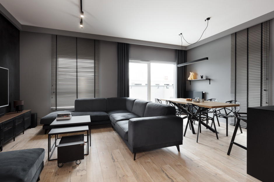 Najlepszym miejscem do długich rozmów i wspólnego spędzania czasu jest wygodna i obszerna sofa. W tej roli występuje model Enjoy marki Nobonobo. Projekt Anna Gostomczyk, pracownia 2form. Fot. Norbert Banaszyk Pencil black - nowoczesny apartament w wielkomiejskim stylu