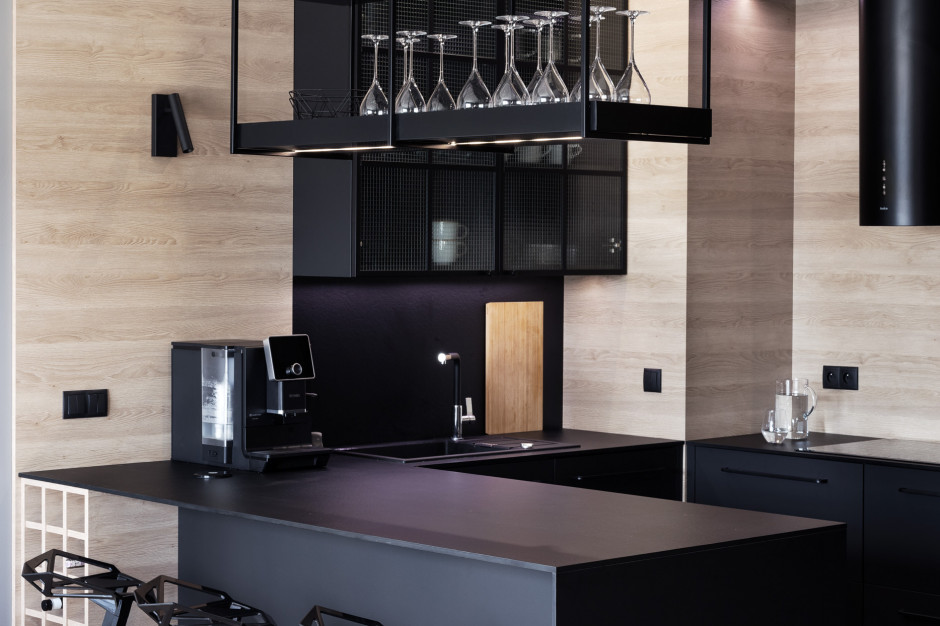 Czarną, matową zabudowę urozmaicono dużą witryną ze zbrojoną szybą. Projekt Anna Gostomczyk, pracownia 2form. Fot. Norbert Banaszyk Pencil black - nowoczesny apartament w wielkomiejskim stylu