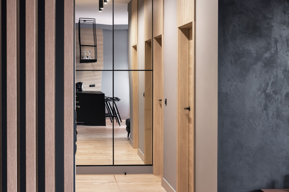 Projekt Anna Gostomczyk, pracownia 2form. Fot. Norbert Banaszyk Pencil black - nowoczesny apartament w wielkomiejskim stylu