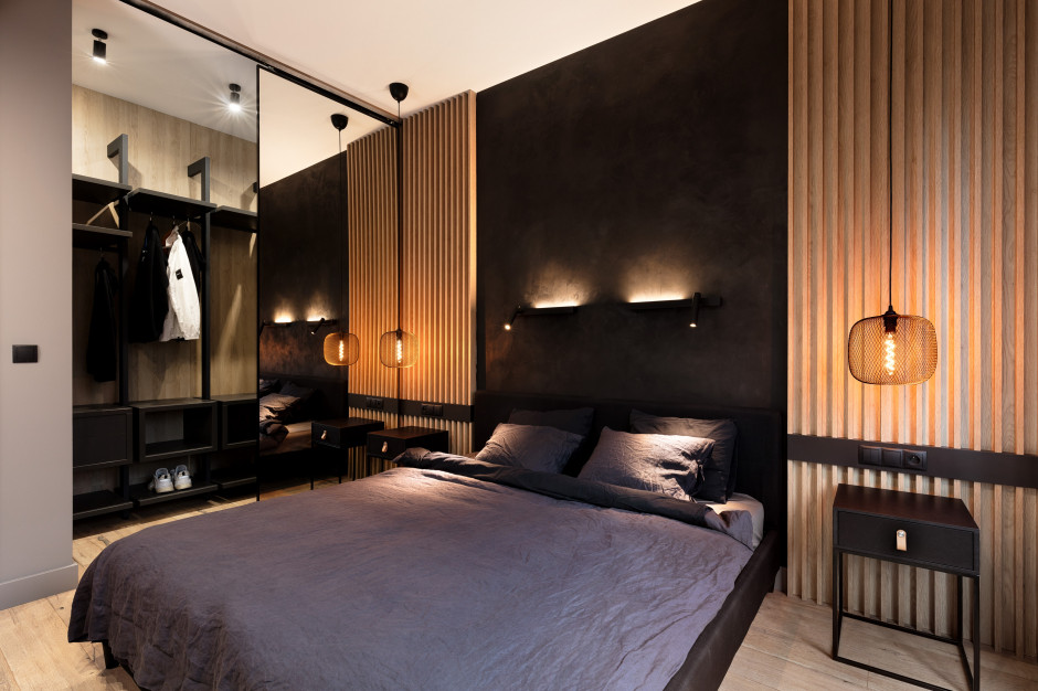 Przytulny nastrój wieczorem wzmacnia oświetlenie w miękkich, ciepłych tonacjach. Projekt Anna Gostomczyk, pracownia 2form. Fot. Norbert Banaszyk Pencil black - nowoczesny apartament w wielkomiejskim stylu