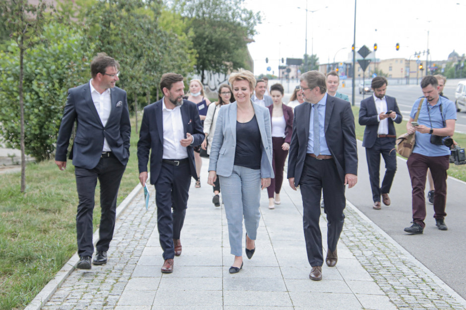 Po prawej stronie prezydent Łodzi Hanna Zdnanowska, prezes Vantage Development Edward Laufer, fot. mat. prasowe Vantage Development z pierwszym projektem w Łodzi na terenie zabytkowych magazynów