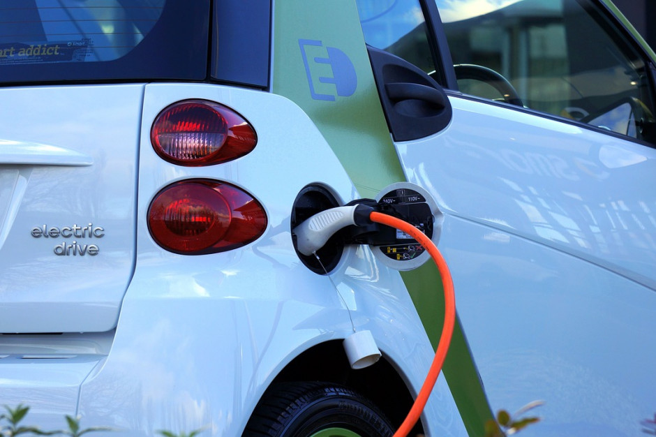 Fot. Pixabay Jest projekt rozporządzenia ws. ładowania aut elektrycznych w budynkach mieszkalnych
