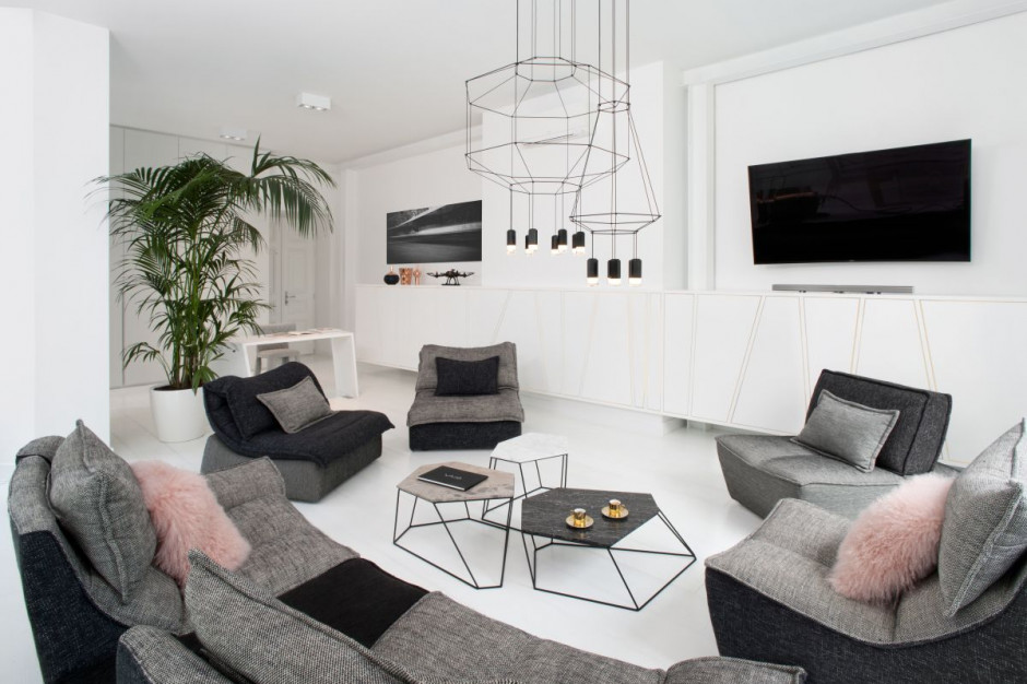 Fot. Hanna Długosz Biel, faktura i światło. Oto przestronny apartament w starej kamienicy