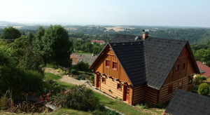 Jak wykonać izolację ściany z bali drewnianych?