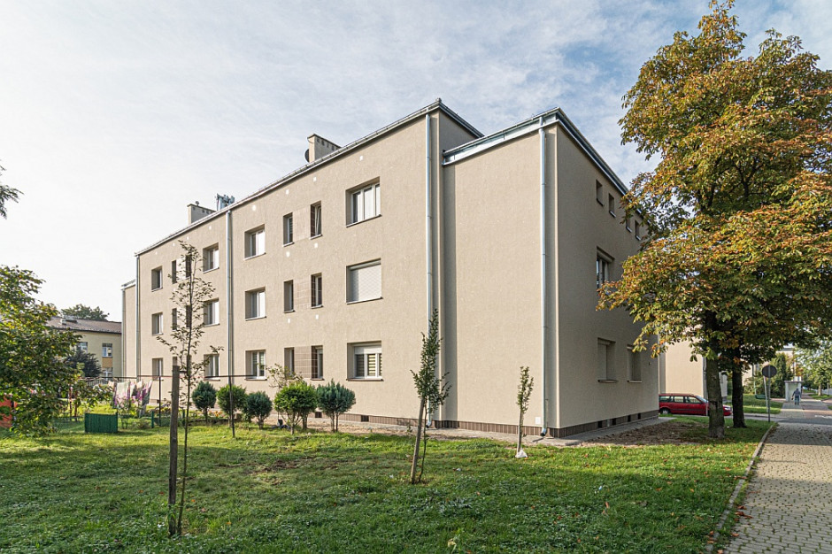 Prace termomodernizacyjne ścian zewnętrznych przeprowadzono z wykorzystaniem bezspoinowego systemu ociepleń. Fot. mat. pras. Tak wygląda blok po renowacji elewacji. Termomodernizacja w stylu art déco